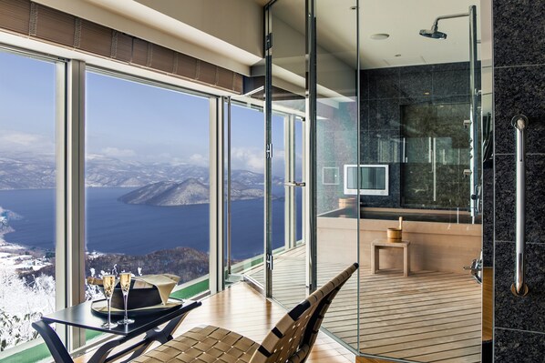 Brankas, meja kerja, tirai kedap cahaya, dan setrika/meja setrika