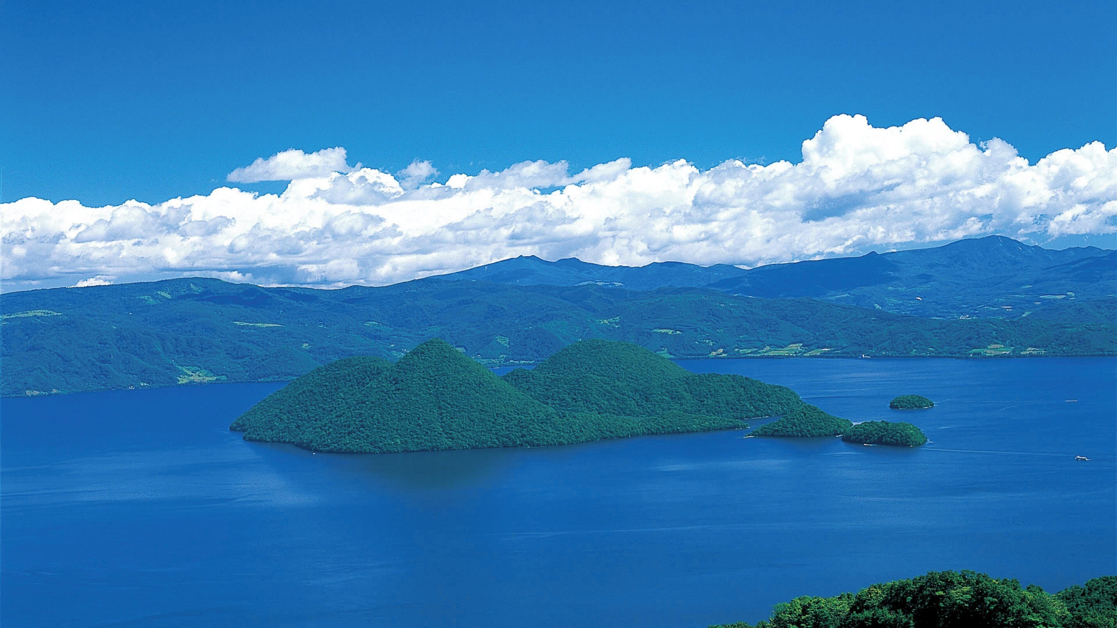 Una extensa masa de agua con varias islas verdes.