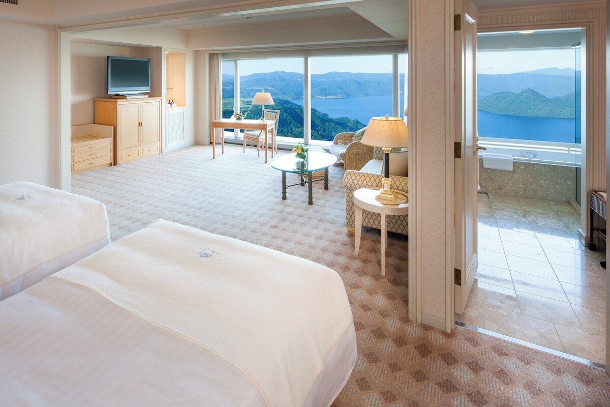 Suite, 2 Tempat Tidur Twin (Lake Side) | Brankas, meja kerja, tirai kedap cahaya, dan setrika/meja setrika