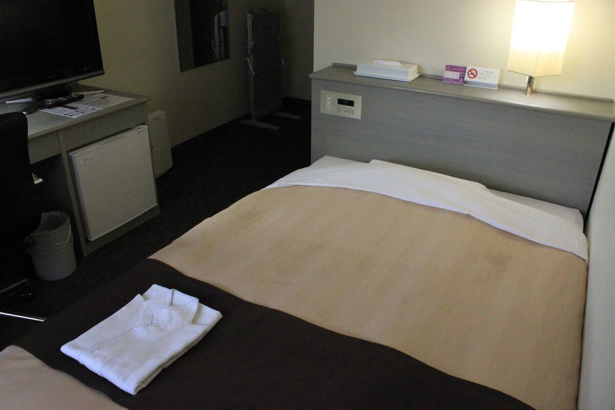 خزنة داخل الغرفة ومكتب ومكواة/لوح كي وواي فاي مجانًا