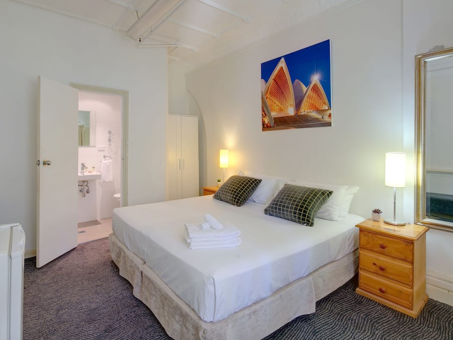 King Room, Ensuite | Minibar, in-room safe, iron/ironing board, free WiFi