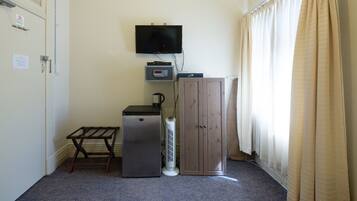 Quarto duplo, banheiro compartilhado | Frigobar, cofres nos quartos, ferros/tábuas de passar roupa