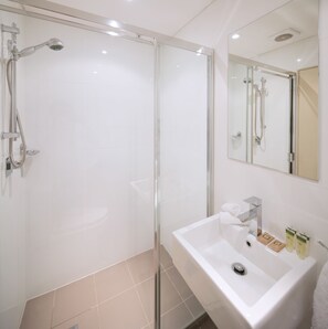King Room, Ensuite | Bathroom | Shower, free toiletries, towels - Neutral Bay Lodge (Neutral Bay)