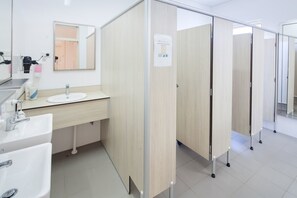 샤워 시설, 무료 세면용품, 타월