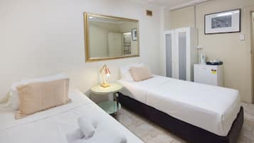 Quarto duplo, banheiro compartilhado | Frigobar, cofres nos quartos, ferros/tábuas de passar roupa