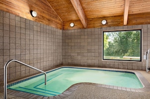 Una piscina techada, sillones reclinables de piscina