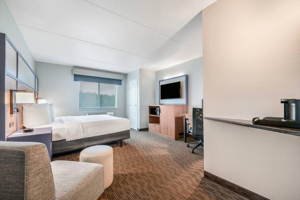 Room, 1 King Bed, Accessible, Non Smoking | Down comforters, desk, laptop workspace, blackout drapes