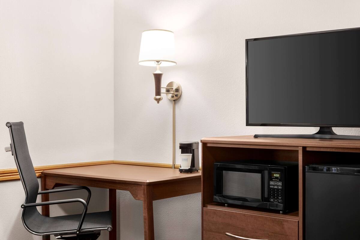 deluxe suite, 1 king bed, non smoking | down duvets, desk, laptop workspace, blackout curtains