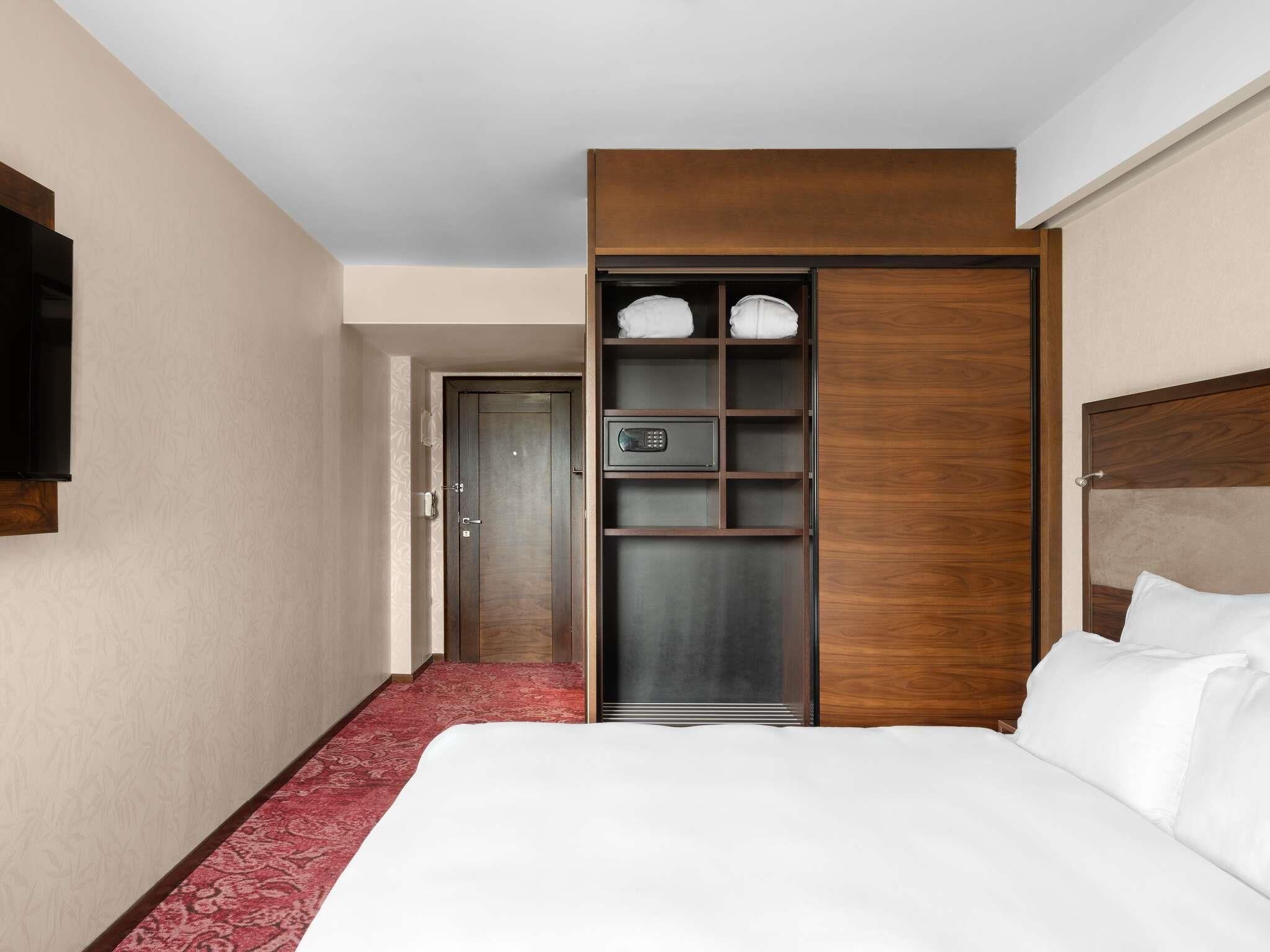 Superior Double Room, 1 King Bed | Minibar, in-room safe, desk, soundproofing