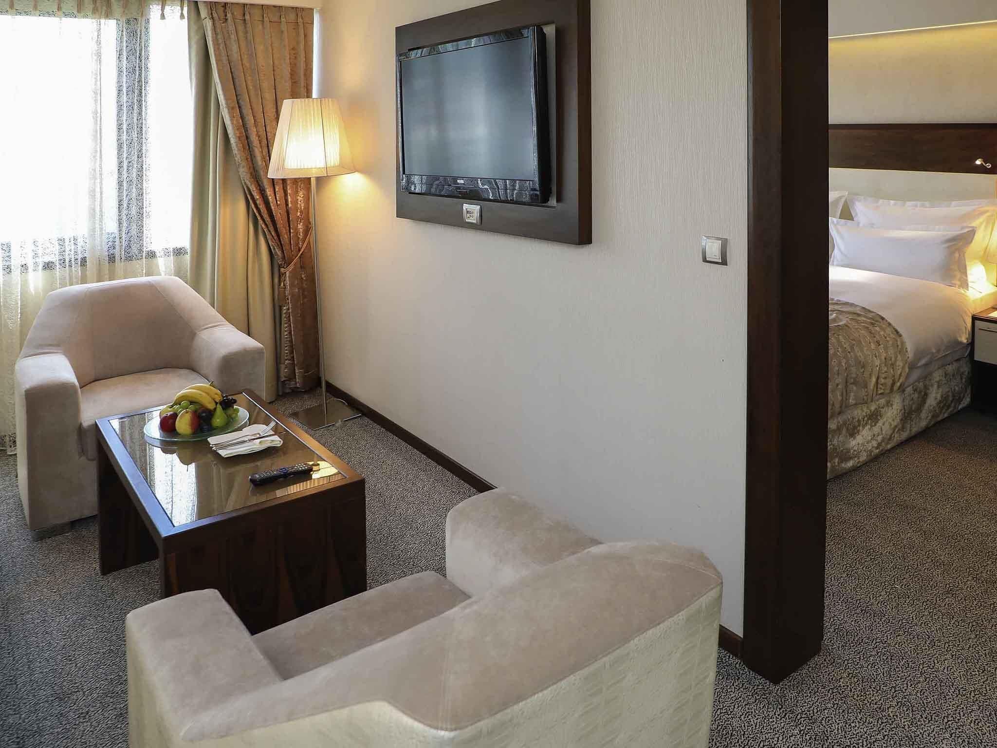 Junior Suite, 1 King Bed with Sofa bed, Hot Tub (lane side) | Minibar, in-room safe, desk, soundproofing