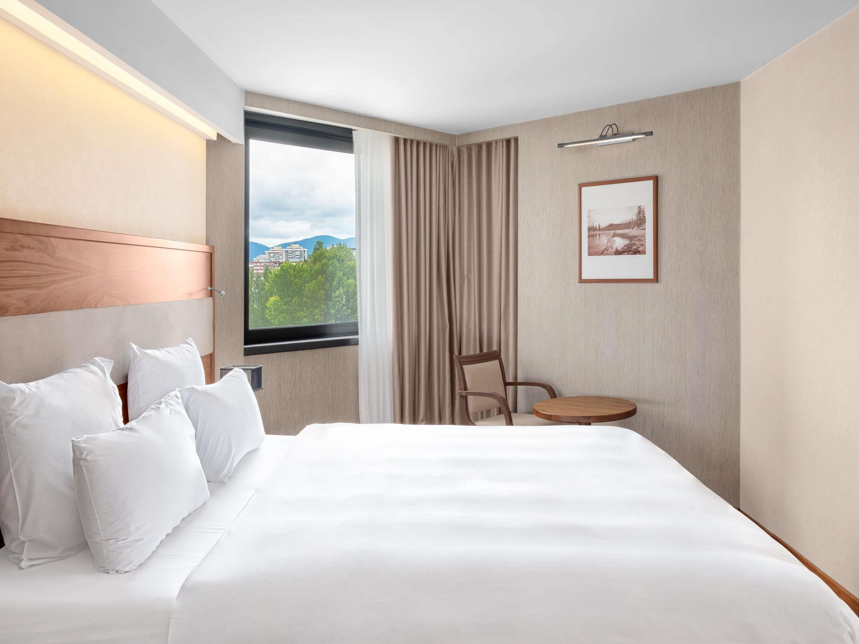 Deluxe-Zimmer, 1 King-Bett | Minibar, Zimmersafe, Schreibtisch, schallisolierte Zimmer