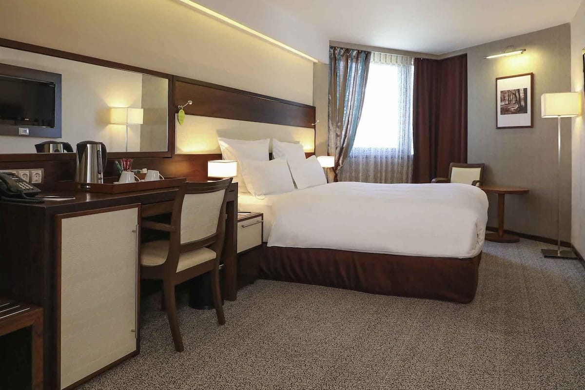 Deluxe Room, 1 King Bed | Minibar, in-room safe, desk, soundproofing