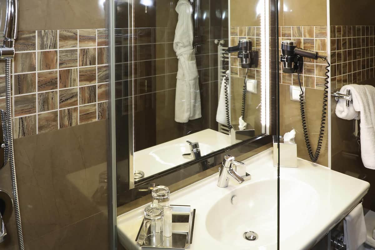 Deluxe Twin Room (King size or twin beds and extra sofa) | Minibar, in-room safe, desk, soundproofing