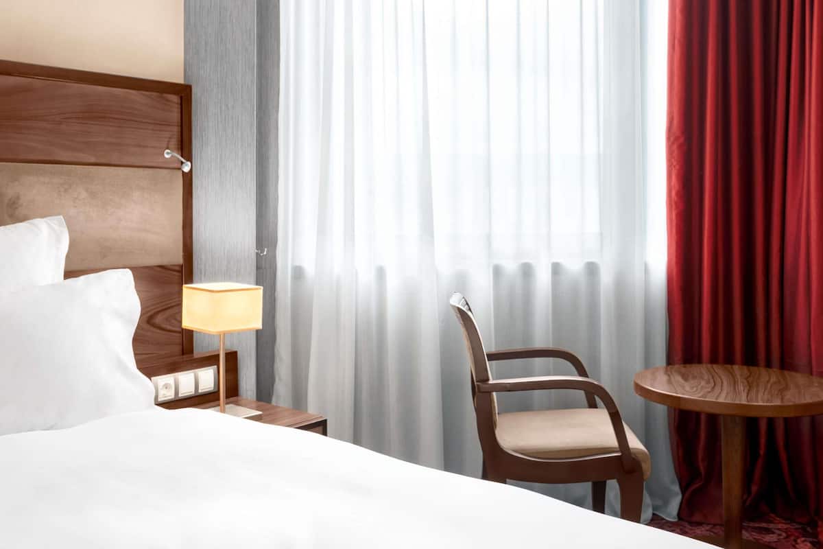 Deluxe Twin Room, Multiple Beds | Minibar, in-room safe, desk, soundproofing