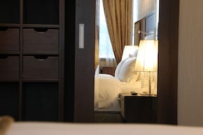 Minibar, caja de seguridad en la habitación y escritorio