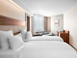 디럭스 트윈룸 (King size or twin beds and extra sofa) | 미니바, 객실 내 금고, 책상, 방음 설비
