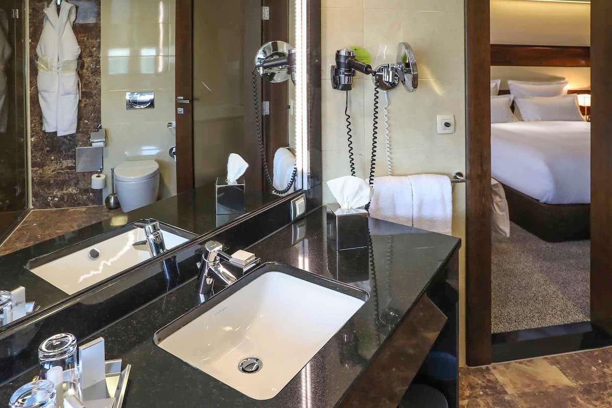 Minibar, caja de seguridad en la habitación y escritorio