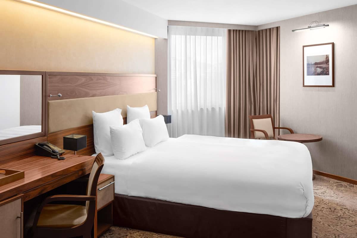 Deluxe Room, 1 King Bed | Minibar, in-room safe, desk, soundproofing