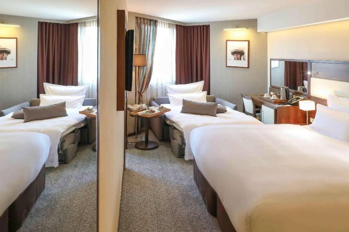 Minibar, caja de seguridad en la habitación y escritorio