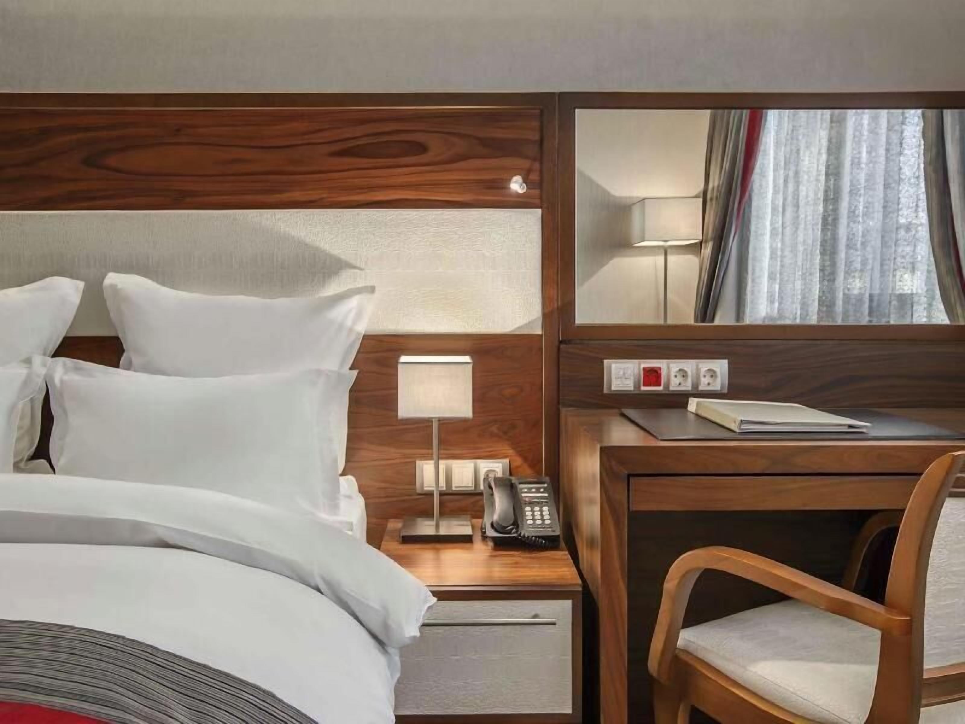 Minibar, caja de seguridad en la habitación y escritorio 