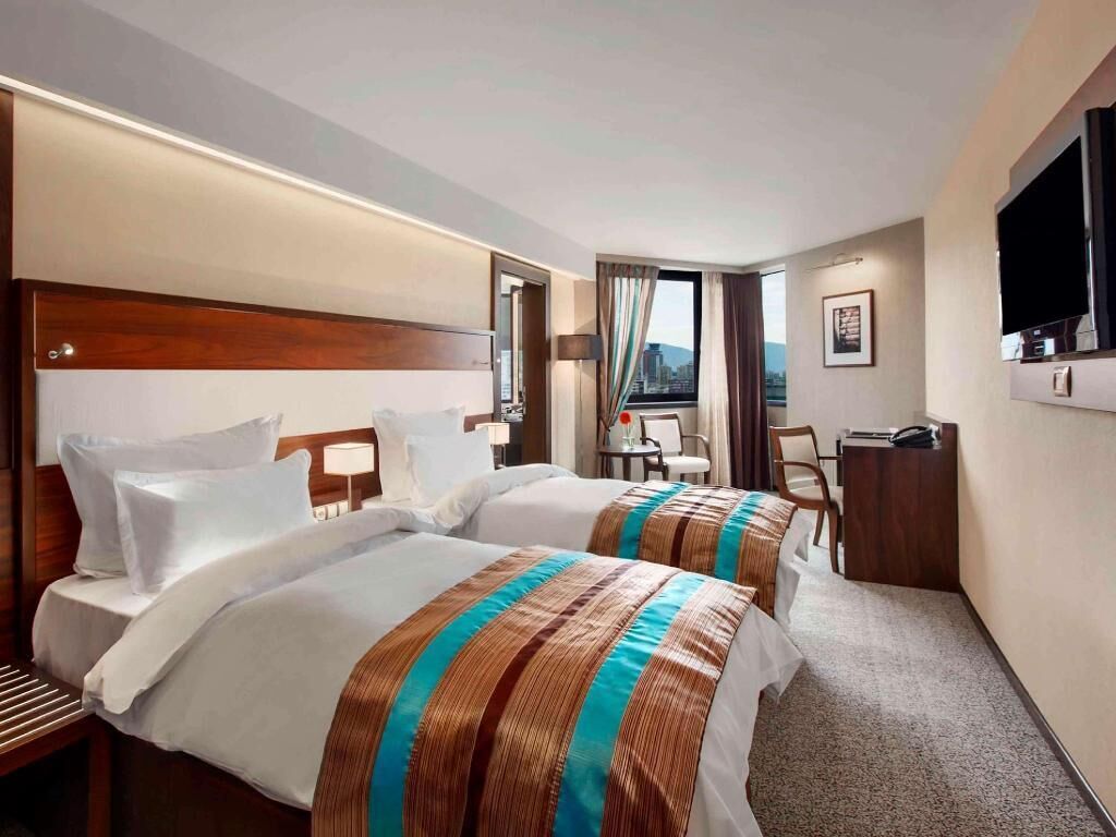 Minibar, caja de seguridad en la habitación y escritorio 