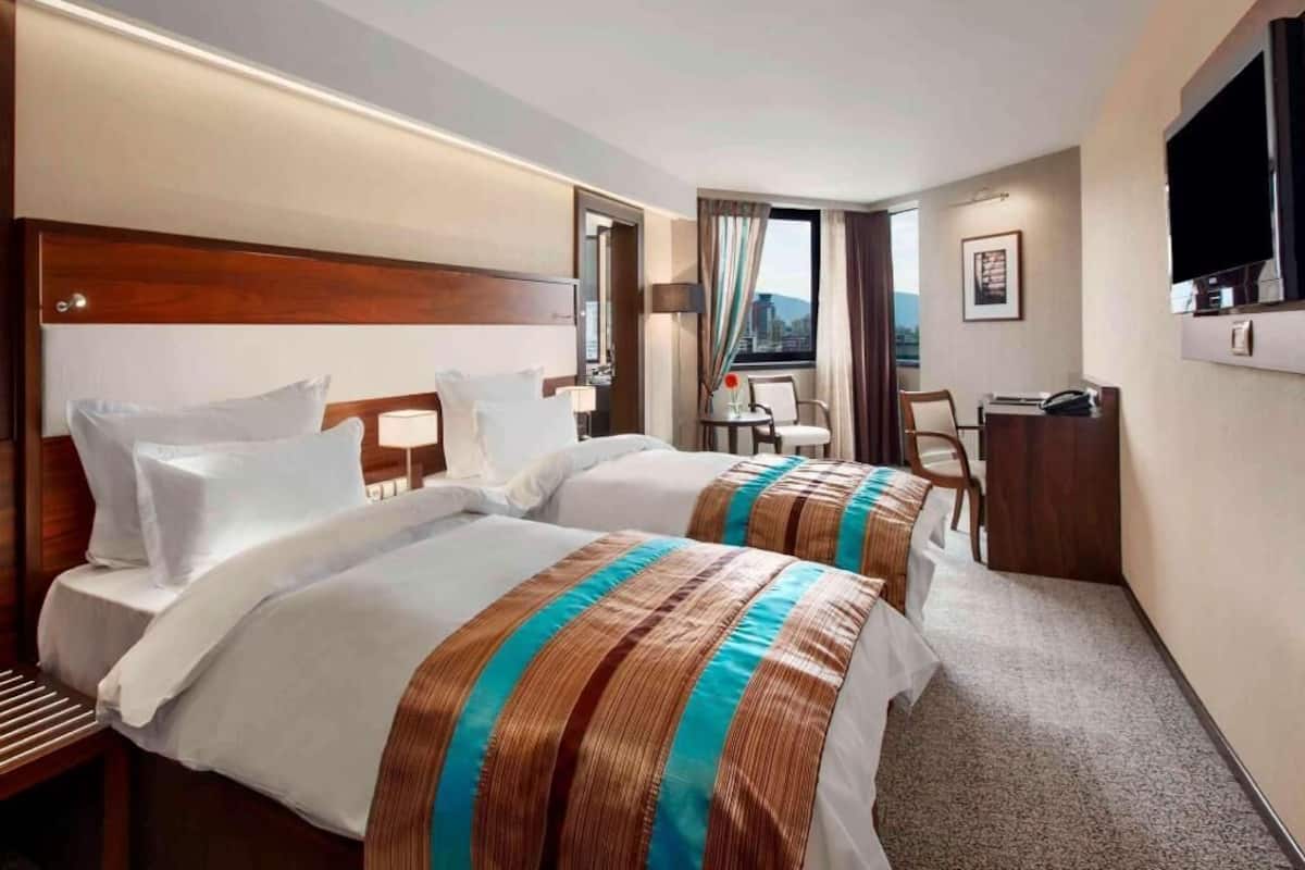 Minibar, caja de seguridad en la habitación y escritorio