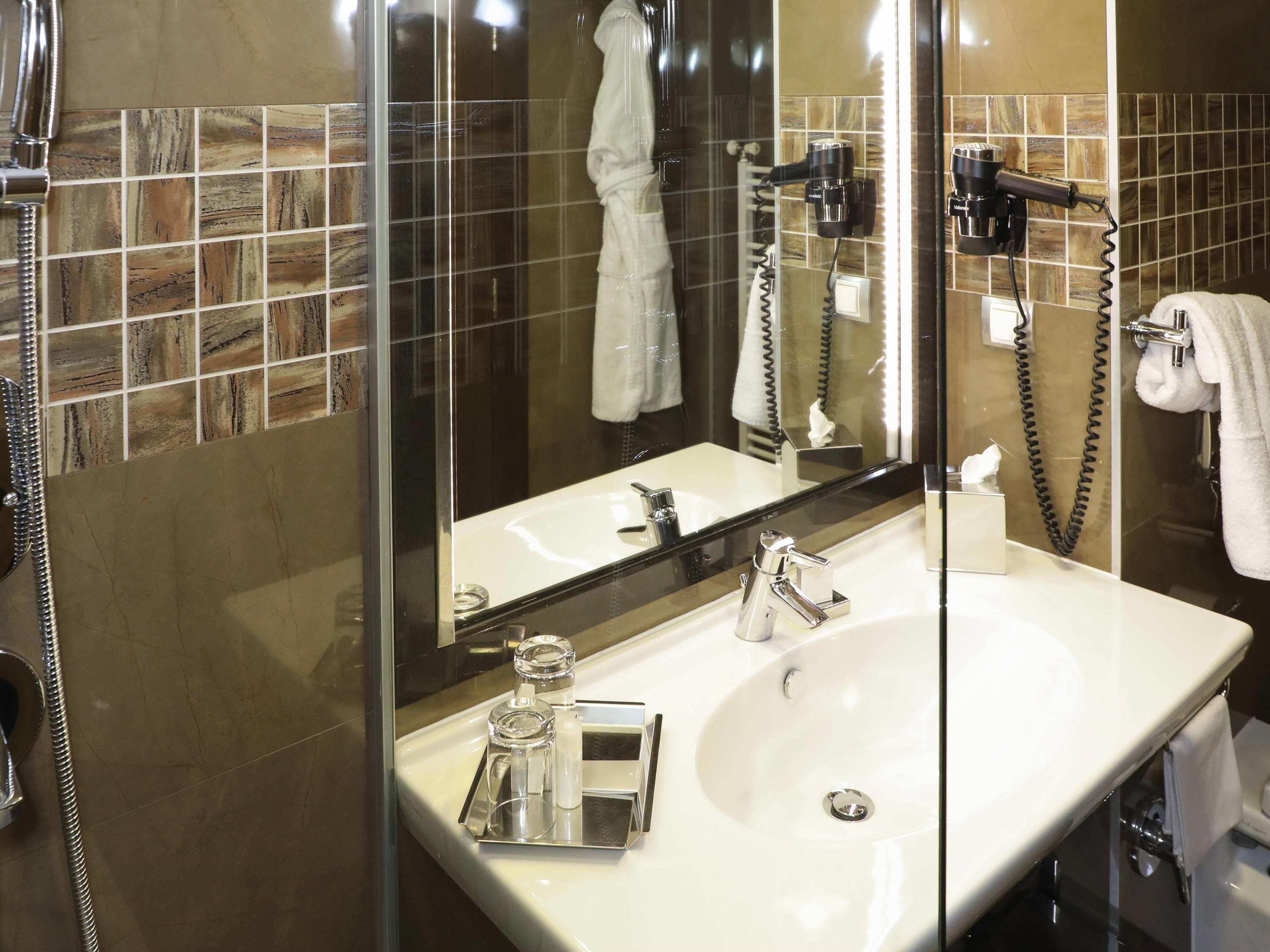 Deluxe Twin Room (King size or twin beds and extra sofa) | Minibar, in-room safe, desk, soundproofing