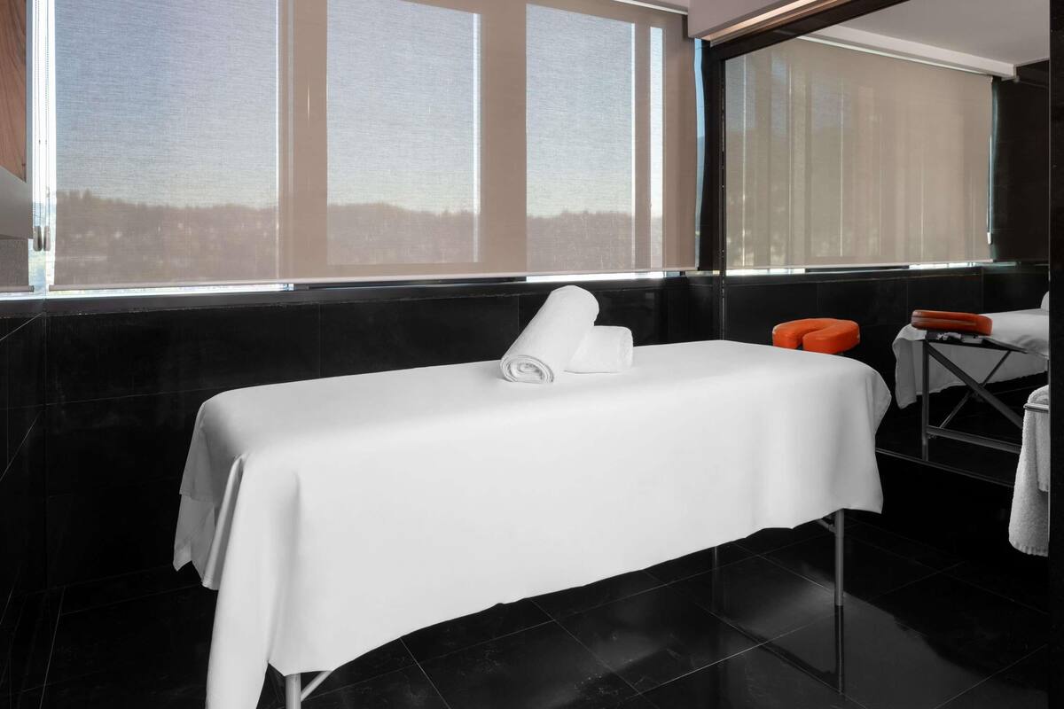Deluxe Suite, 1 King Bed | Minibar, in-room safe, desk, soundproofing