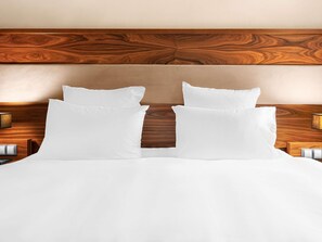 Habitación Deluxe, 1 cama de matrimonio grande | Minibar, caja fuerte, escritorio y sistema de insonorización