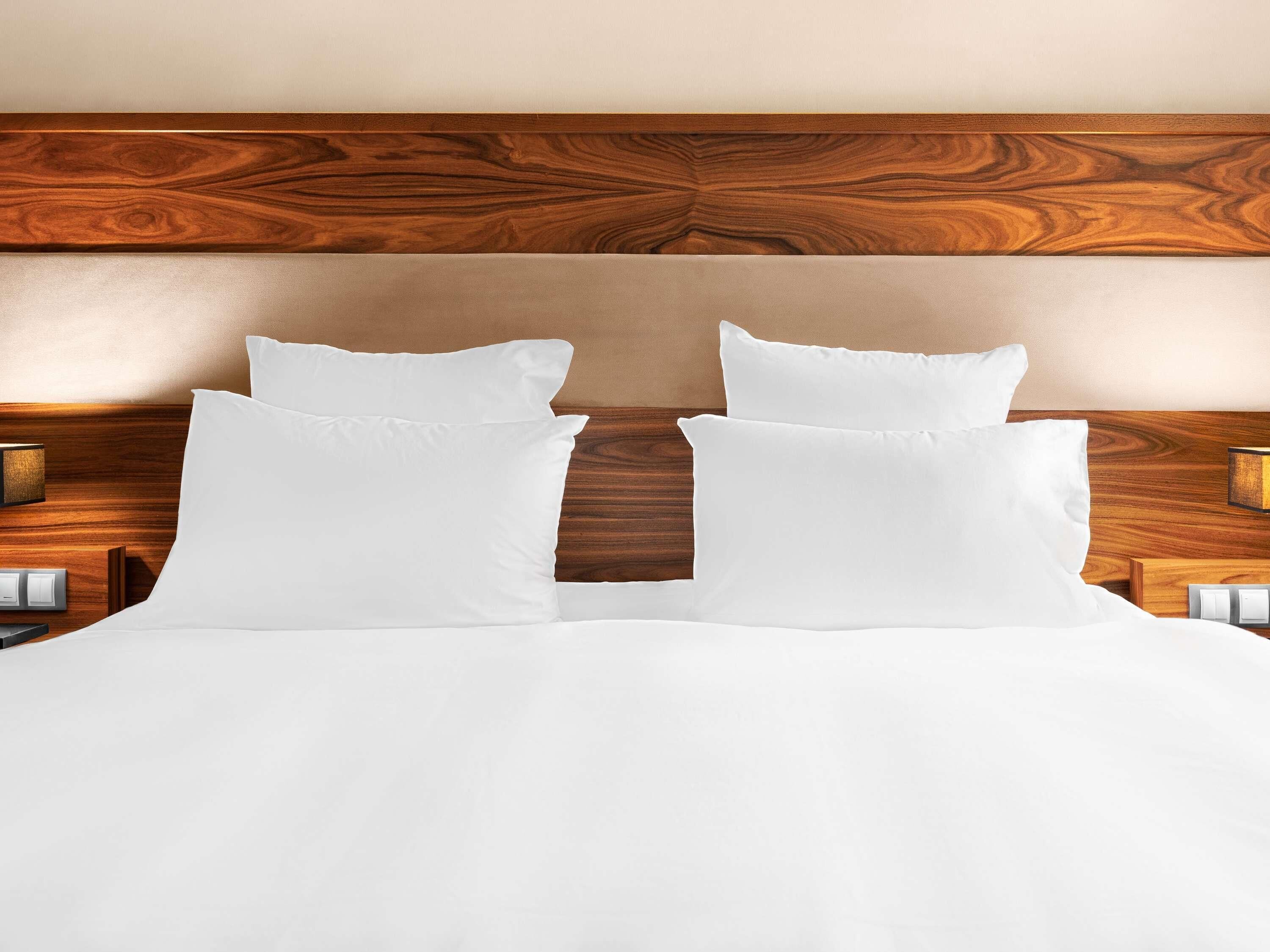 Deluxe Room, 1 King Bed | Minibar, in-room safe, desk, soundproofing