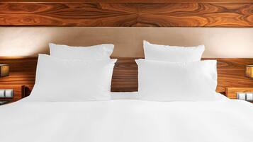 Deluxe Room, 1 King Bed | Minibar, in-room safe, desk, soundproofing