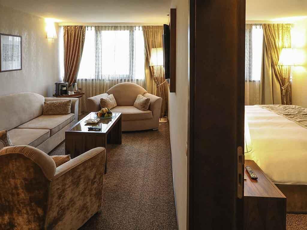 Suite – junior, 1 kingsize-seng med sovesofa, spabadekar (lane side) | Minibar, safe på rommet, skrivebord og lydisolert