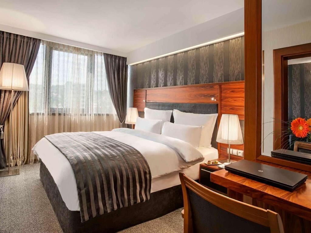 Minibar, caja de seguridad en la habitación y escritorio 