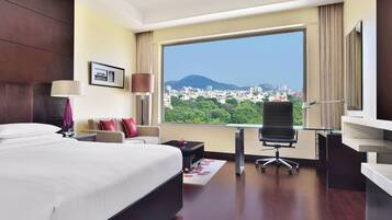 Seprai premium, minibar, brankas, dan meja kerja