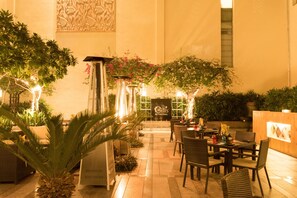 2 間餐廳,供應早餐、午餐和晚餐,國際料理