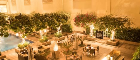 2 restauranter; serverer morgenmad, frokost og internationale retter