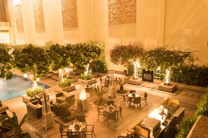 2 restaurantes; se sirven desayunos, almuerzos y cenas