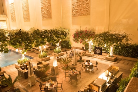 2 restaurants, breakfast, lunch, dinner served; international cuisine