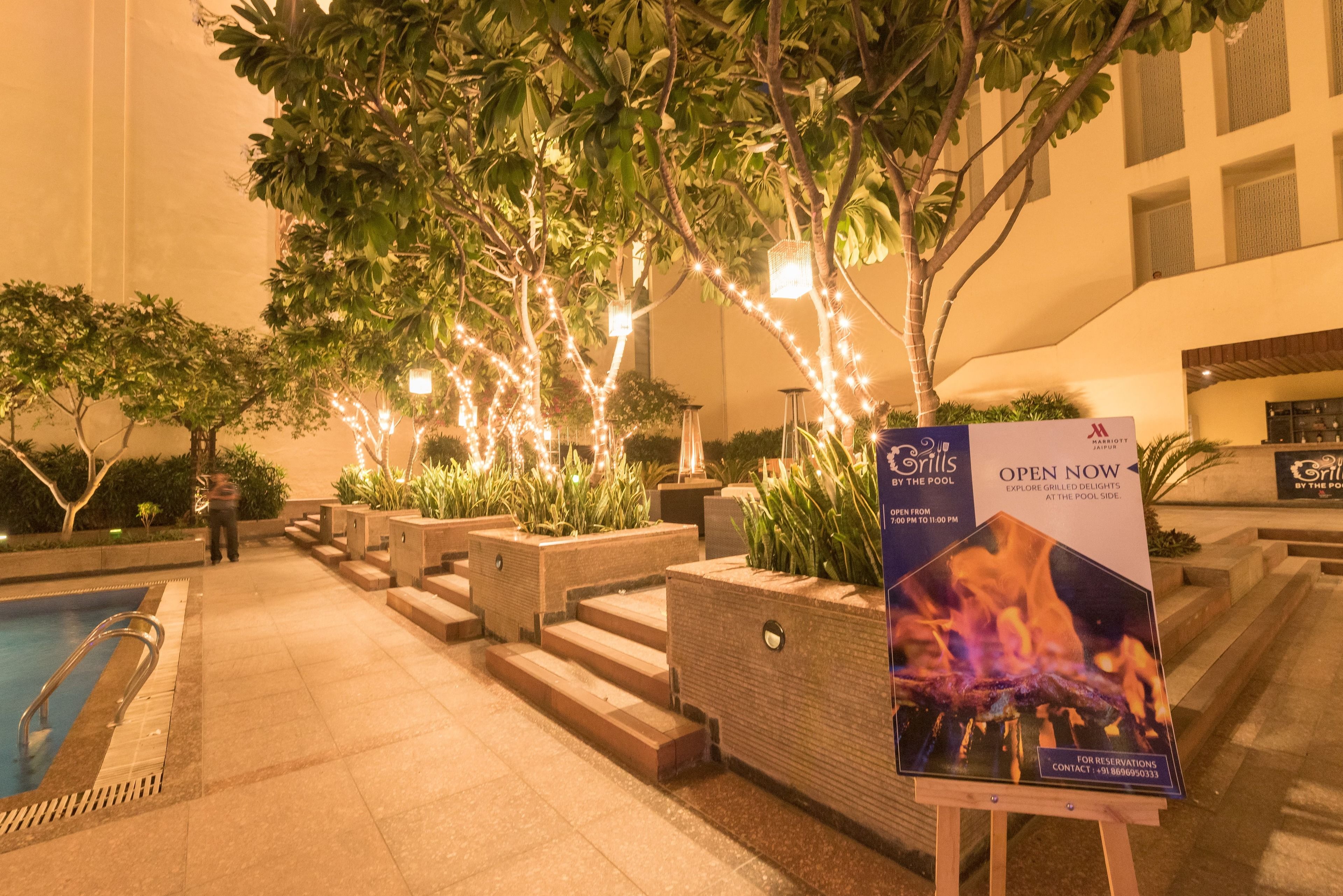 2 restaurants, breakfast, lunch, dinner served; international cuisine