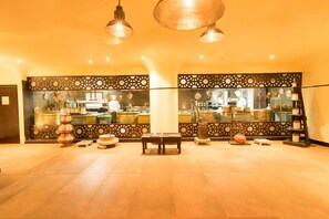 2 か所のレストラン、朝食、ランチ、ディナーに営業 (多国籍料理)