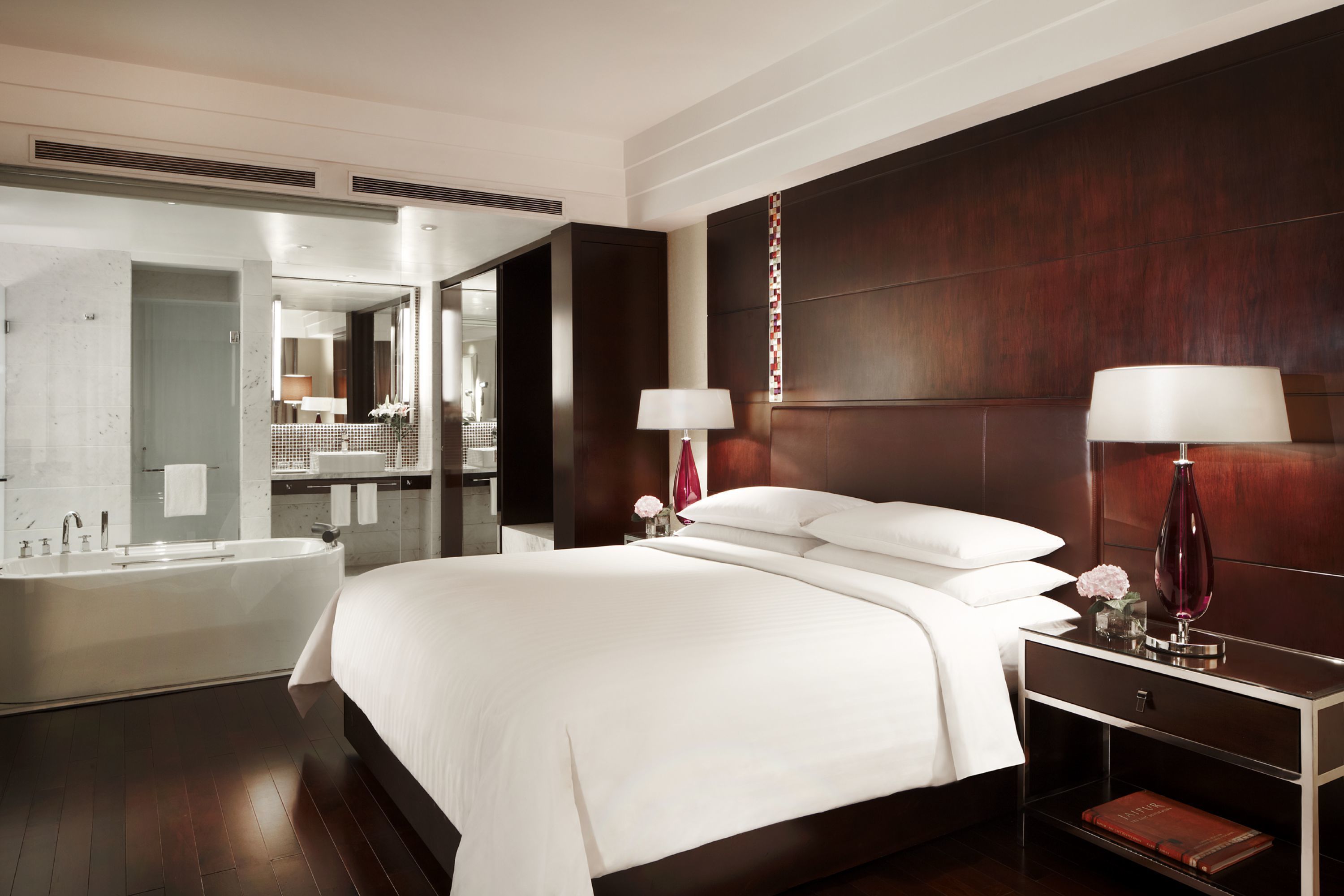 club suite, 1 king bed, non smoking | 1 bedroom, premium bedding, minibar, in-room safe