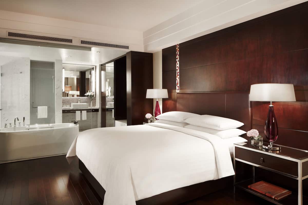 club suite, 1 king bed, non smoking | 1 bedroom, premium bedding, minibar, in-room safe