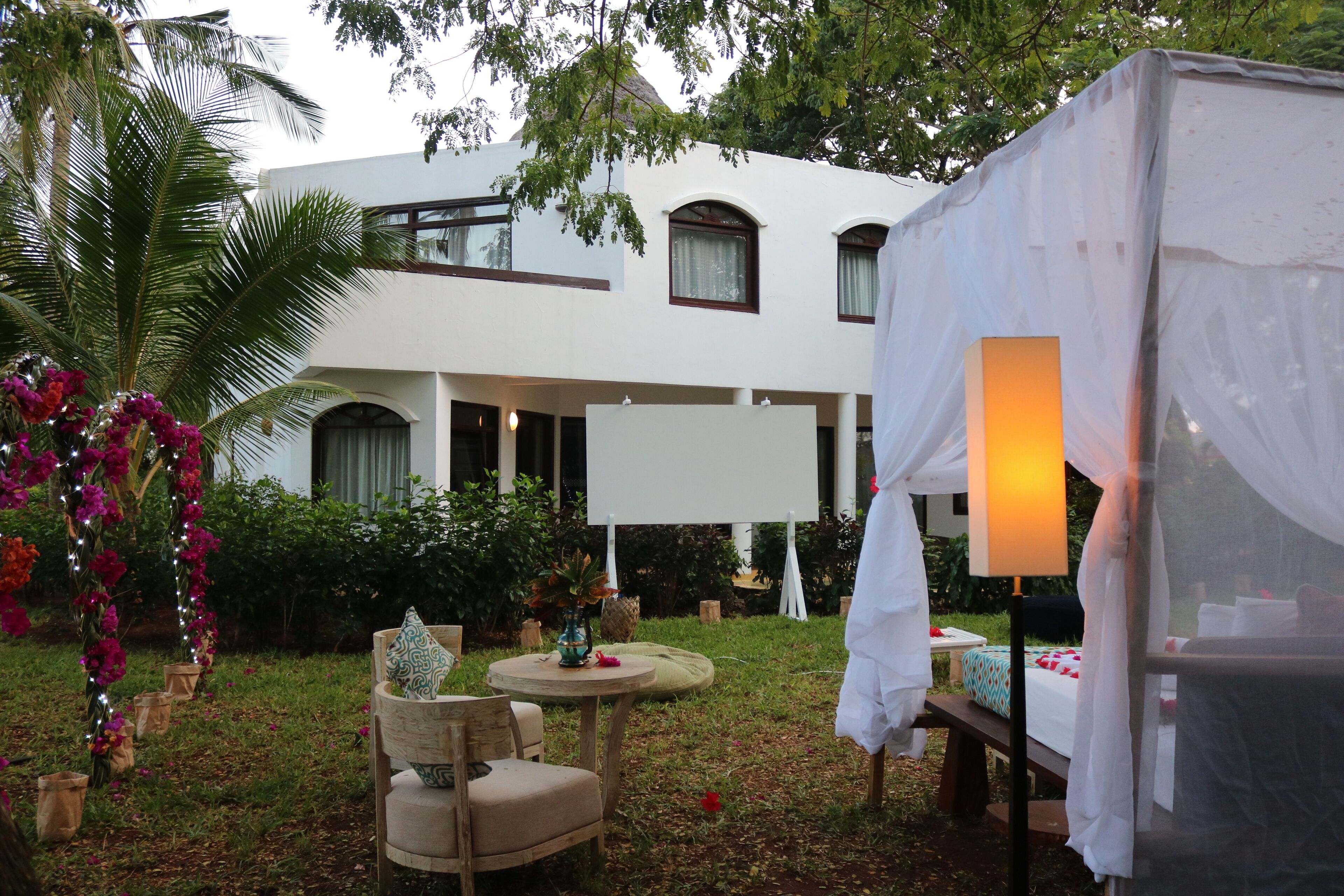 2 restaurants, breakfast, lunch, dinner served; international cuisine 