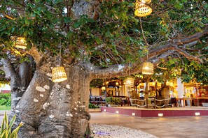 2 restaurantes; se sirven desayunos, almuerzos, cenas y brunches