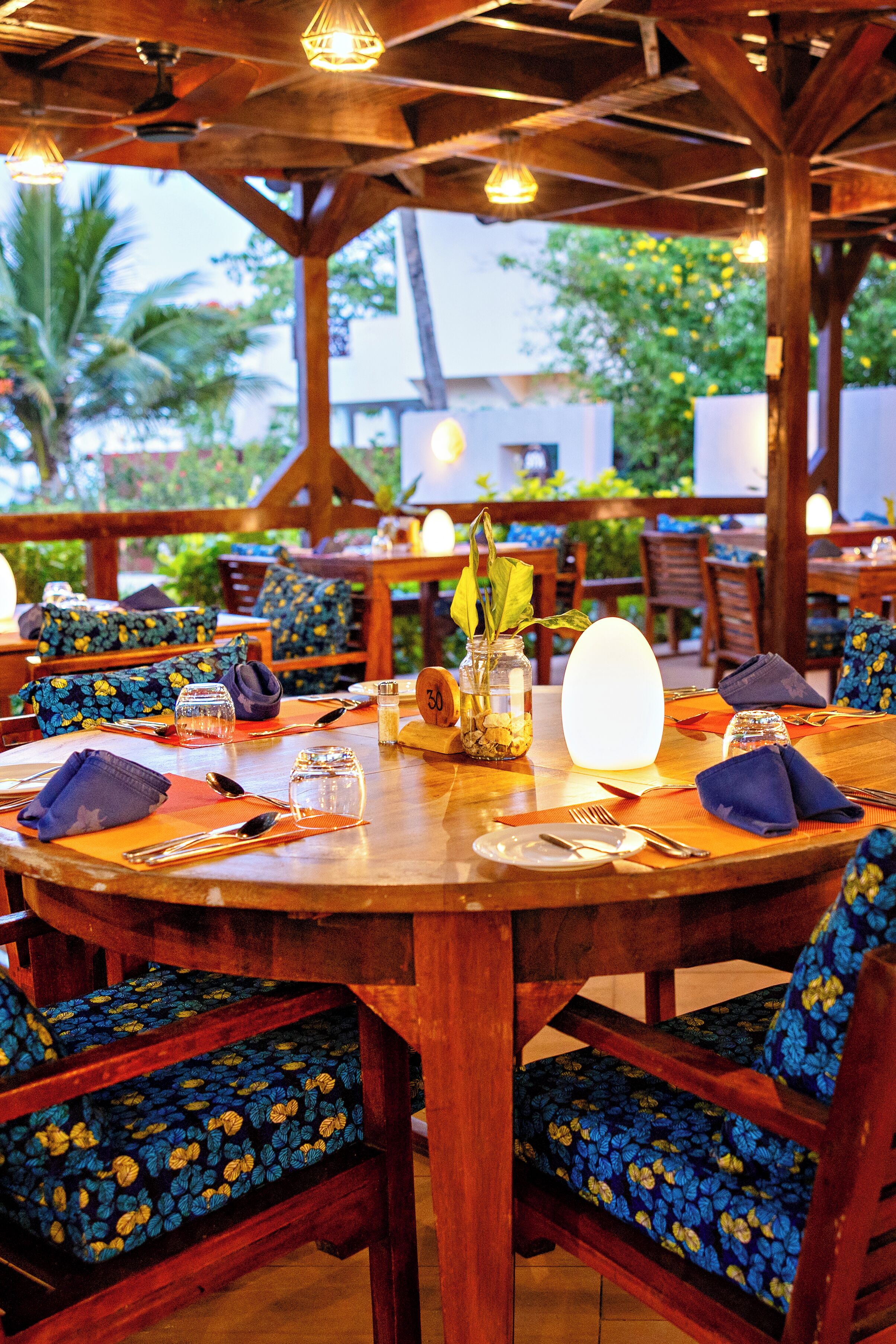 2 restaurants; breakfast, lunch, dinner, and brunch served