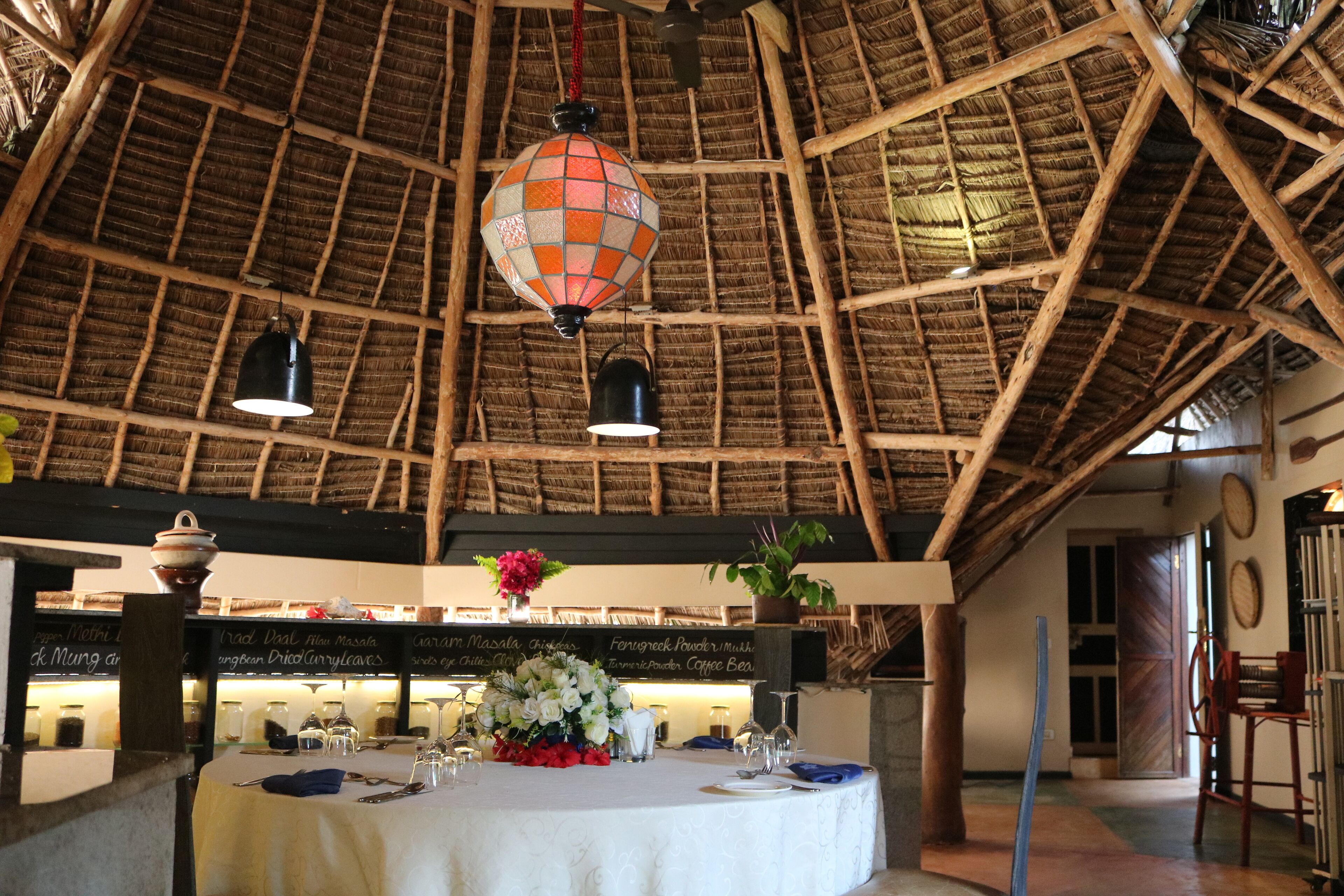 2 restaurantes; se sirven desayunos, almuerzos y cocina internacional 