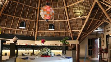 2 Restaurants, Frühstück, Mittagessen, Abendessen, internationale Küche