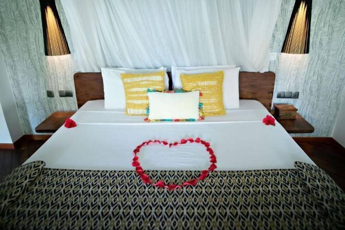 3 bedrooms, premium bedding, minibar, in-room safe