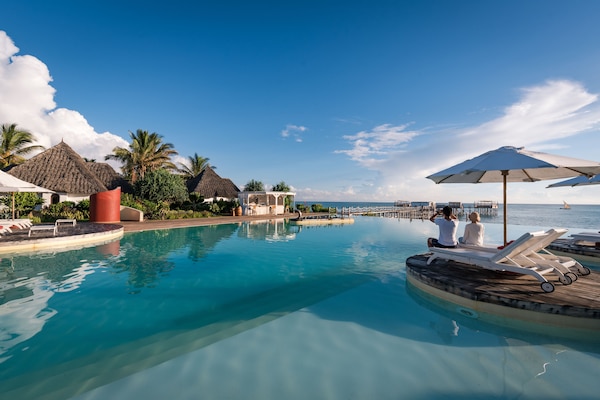 Piscine extérieure, parasols de plage, chaises longues