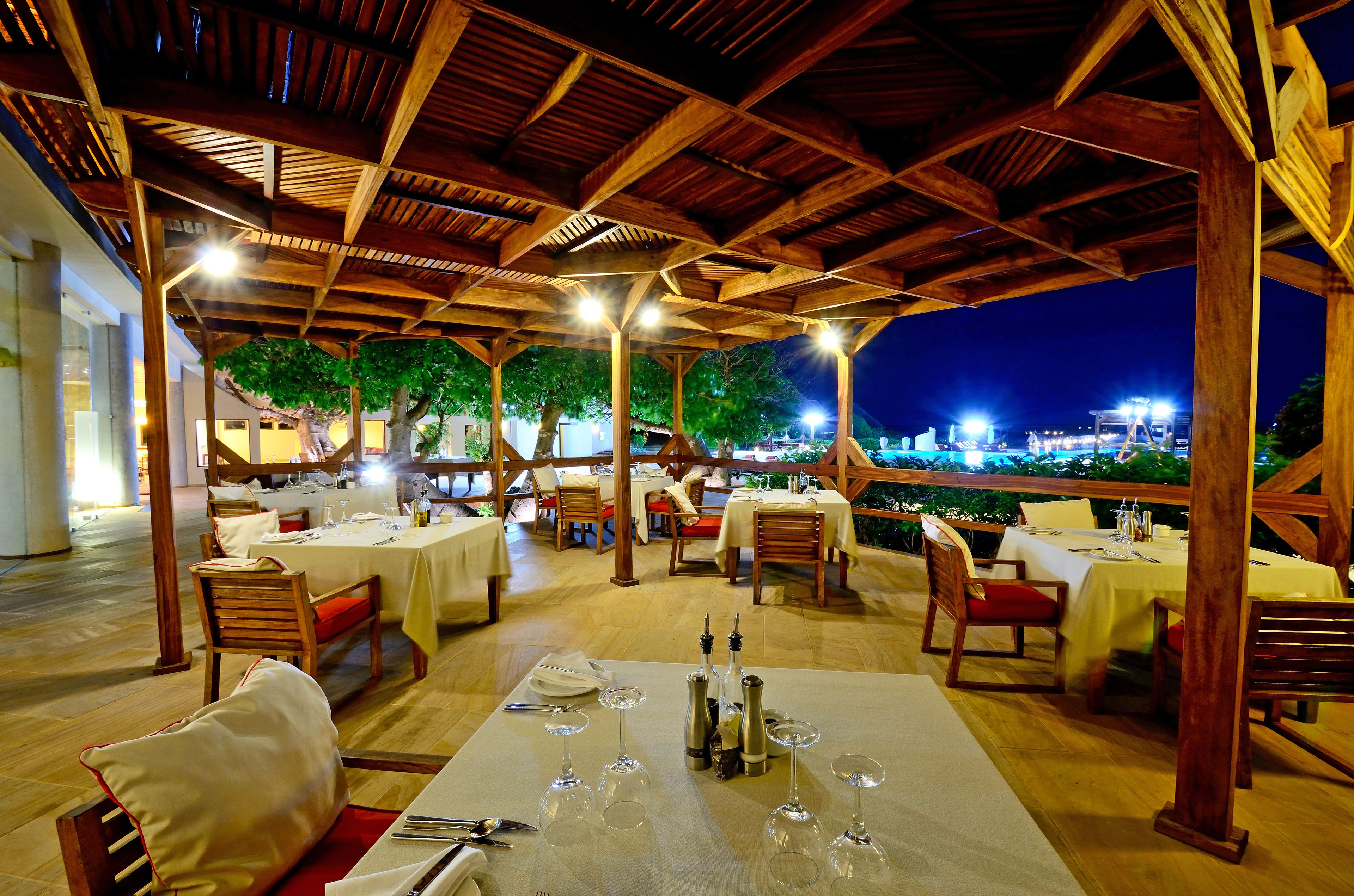 2 restaurants, breakfast, lunch, dinner served; international cuisine